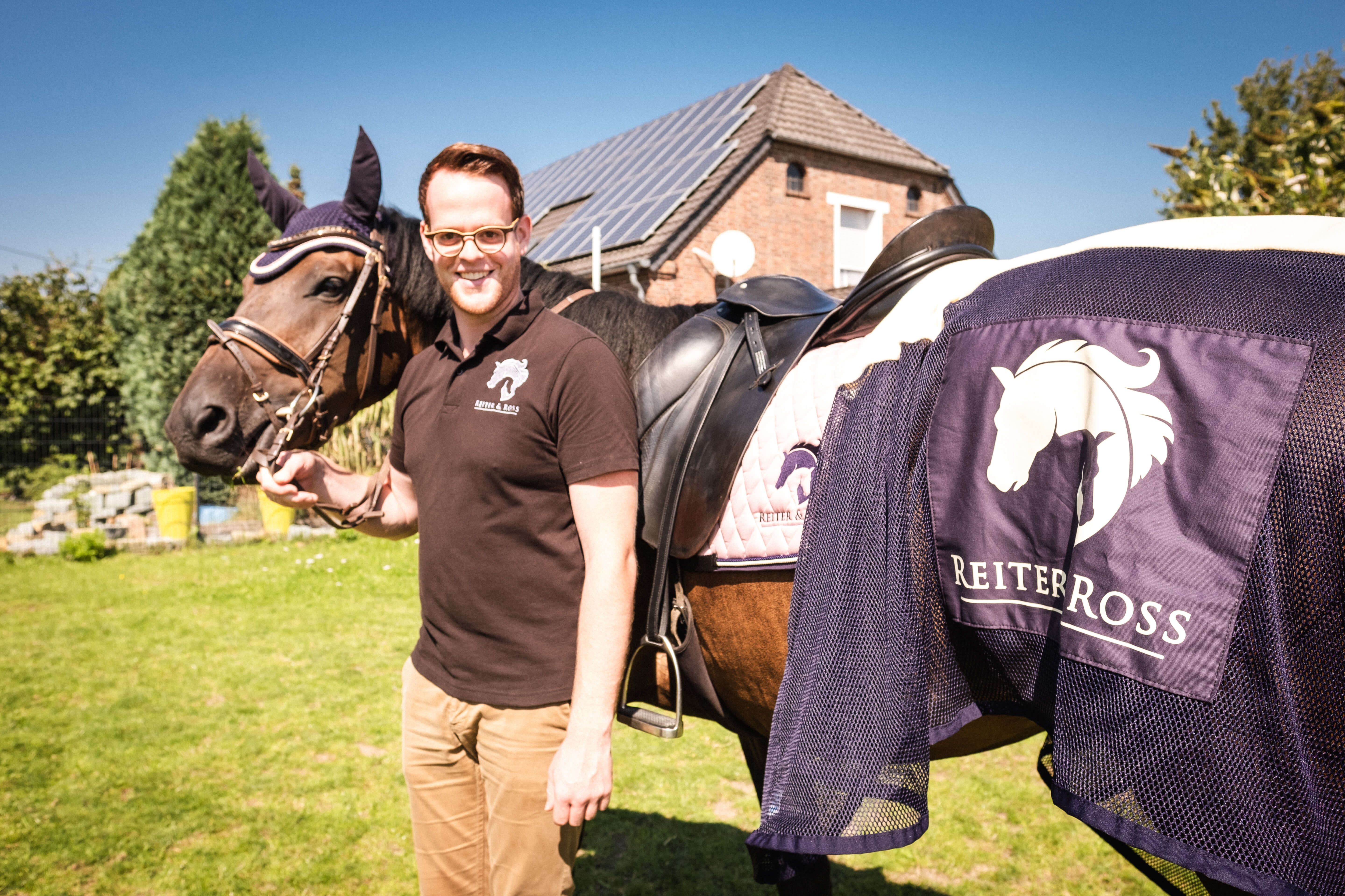 Daniel Jokisch mit Pferd im Reiter&Ross Look